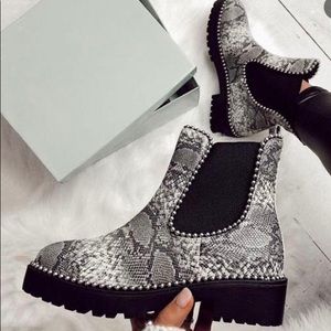 Square heal slip on boots